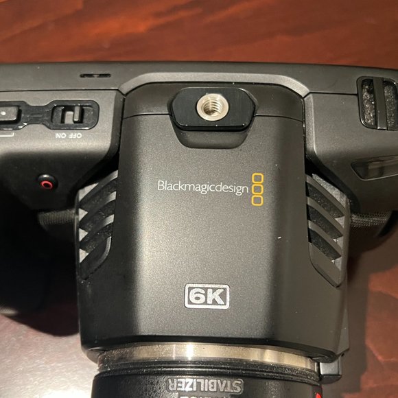 Blackmagic 6k Camera + Canon EF 24-105 F/2.8L 1:4 + 2 Batteries - Picture 9 of 11